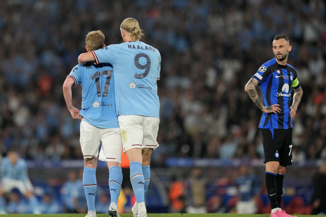 Erling Braut Haaland trøstet Kevin De Bruyne da Manchester Citys playmaker måtte ut med skade i første omgang av mesterligafinalen mot Inter. Dette ødela mye av mulighetene til en Haaland-scoring, men det bryr han seg sikkert ikke så mye om etter Citys første triumf på høyeste nivå i europeisk fotball. Foto: Antonio Calanni, AP / NTB Erling Braut Haaland trøstet Kevin De Bruyne da Manchester Citys playmaker måtte ut med skade i første omgang av mesterligafinalen mot Inter. Dette ødela mye av mulighetene til en Haaland-scoring, men det bryr han seg sikkert ikke så mye om etter Citys første triumf på høyeste nivå i europeisk fotball. Foto: Antonio Calanni, AP / NTB