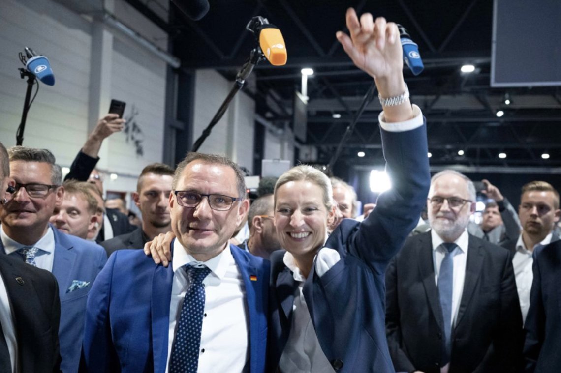 Tino Chrupalla og Alice Weidel ble valgt som nye ledere i det tyske partiet AfD i juni 2022. Nå leder de et parti i betydelig vekst Foto: Sebastian Kahnert / AP / NTB Tino Chrupalla og Alice Weidel ble valgt som nye ledere i det tyske partiet AfD i juni 2022. Nå leder de et parti i betydelig vekst Foto: Sebastian Kahnert / AP / NTB