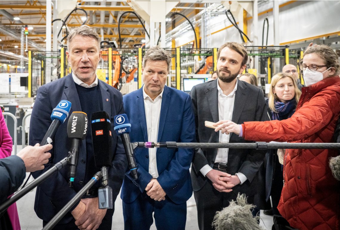 Regjeringen underkaster med glede landet vårt under EUs klimamål. Tysklands visekansler Robert Habeck besøkte tidlig i juni hydrogenselskapet NEL på Herøya. Olje- og energiminister Terje Aasland og næringsminister Jan Christian Vestre deltok også på besøket. Foto: Ole Berg-Rusten / NTB Regjeringen underkaster med glede landet vårt under EUs klimamål. Tysklands visekansler Robert Habeck besøkte tidlig i juni hydrogenselskapet NEL på Herøya. Olje- og energiminister Terje Aasland og næringsminister Jan Christian Vestre deltok også på besøket. Foto: Ole Berg-Rusten / NTB