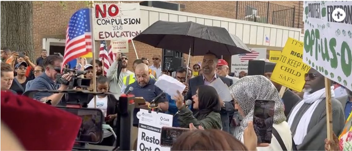 Foreldre fra ulike religioner står sammen i protest mot at barna indoktrineres i radikal kjønnsideologi. Skjermdump Twitter/ Elise Mccue Foreldre fra ulike religioner står sammen i protest mot at barna indoktrineres i radikal kjønnsideologi. Skjermdump Twitter/ Elise Mccue