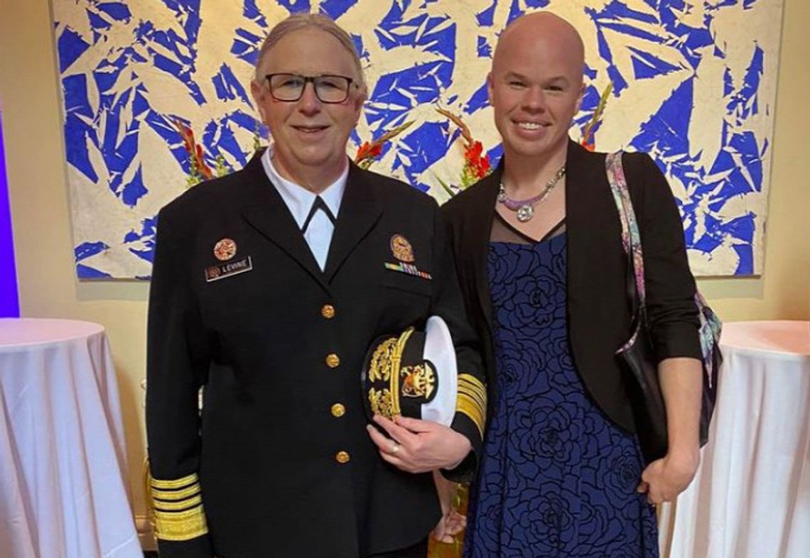 Admiral Rachel Levine og hans daværende assistent Sam Brinton representerer USA på respektabelt vis på den franske ambassaden under nasjonaldagen til Frankrike 14. juli. Skjermdump Twitter/ Gad Saad Admiral Rachel Levine og hans daværende assistent Sam Brinton representerer USA på respektabelt vis på den franske ambassaden under nasjonaldagen til Frankrike 14. juli. Skjermdump Twitter/ Gad Saad