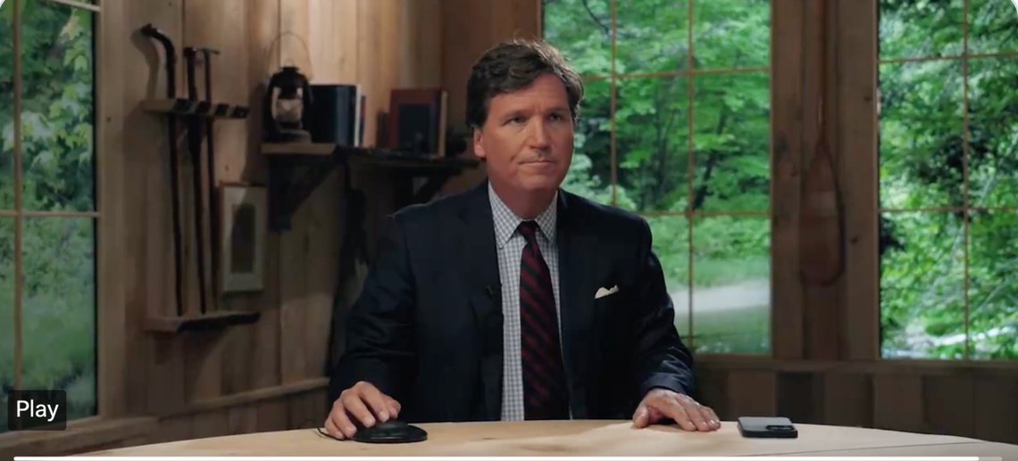 Tucker lever tett på naturen og dette bildet er nok fra hans studio hjemme i huset i Maine. Foto: screenshot Tucker lever tett på naturen og dette bildet er nok fra hans studio hjemme i huset i Maine. Foto: screenshot