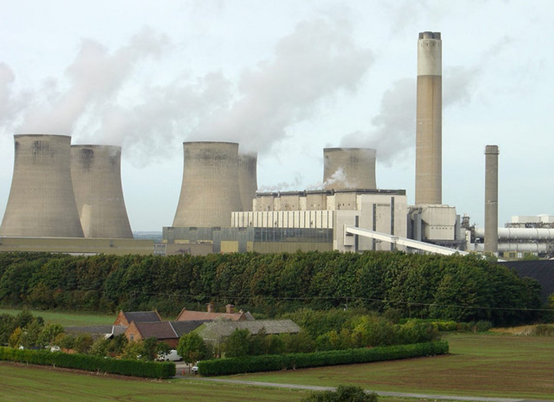 Kullkraftverket i Ratcliffe-on-Soar ble innviet i 1968., og skal etter planen stenges for godt i 2024. Mandag 12. juni måtte det fyres opp igjen, fordi de bejublede «rene og fornybare» energi-kildene sol og vind fikk henholdsvis for mye sol og for lite vind til å drive svettende briters air-condition-anlegg. Illustrasjonsfoto: Alan Murray-Rust / Wikimedia Commons Kullkraftverket i Ratcliffe-on-Soar ble innviet i 1968., og skal etter planen stenges for godt i 2024. Mandag 12. juni måtte det fyres opp igjen, fordi de bejublede «rene og fornybare» energi-kildene sol og vind fikk henholdsvis for mye sol og for lite vind til å drive svettende briters air-condition-anlegg. Illustrasjonsfoto: Alan Murray-Rust / Wikimedia Commons