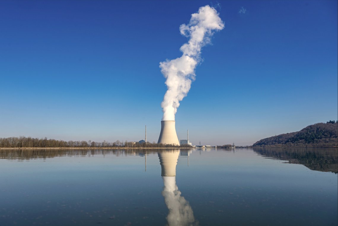 Her er atomkraftverket Isar II i Essenbach, Tyskland, avbildet 3, mars i 2022, vel en måned før Tysklands tre siste atomreaktorer ble lukket ned for godt. Nå betaler vi alle prisen for Tysklands Energiewende. Foto: Armin Weigel / dpa via AP / NTB Her er atomkraftverket Isar II i Essenbach, Tyskland, avbildet 3, mars i 2022, vel en måned før Tysklands tre siste atomreaktorer ble lukket ned for godt. Nå betaler vi alle prisen for Tysklands Energiewende. Foto: Armin Weigel / dpa via AP / NTB