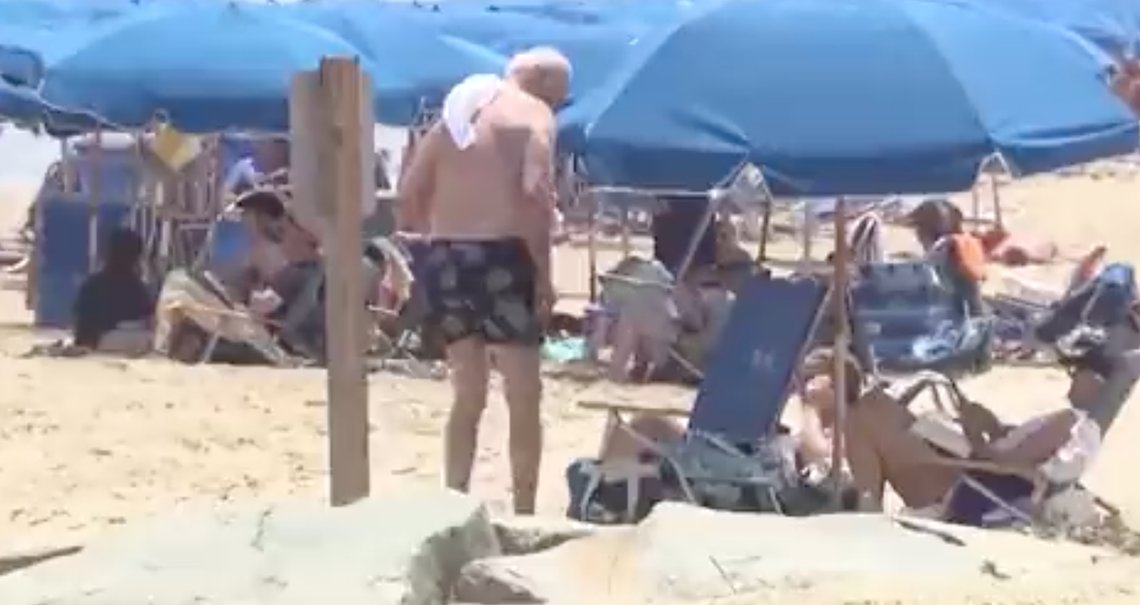 Biden on the beach, rett før han skal til å ta på seg supermannsdrakten. Biden on the beach, rett før han skal til å ta på seg supermannsdrakten.