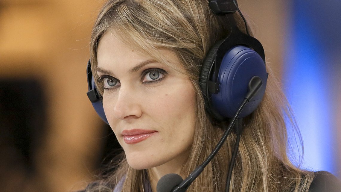 Kjendispolitikeren Eva Kaili slipper ut av varetekt og iføres fotlenke. I fengselet ba hun om privilegier som ikke gis til andre innsatte. Foto: Wikimedia Commons Kjendispolitikeren Eva Kaili slipper ut av varetekt og iføres fotlenke. I fengselet ba hun om privilegier som ikke gis til andre innsatte. Foto: Wikimedia Commons