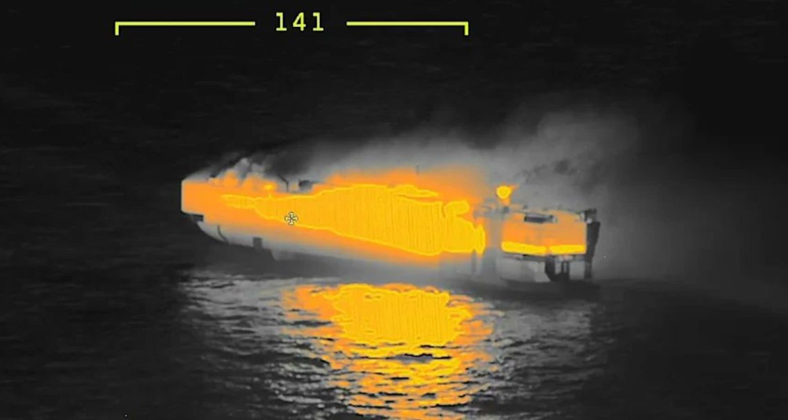 En el-bil forårsaket brannen på Fremantle Highway. Hele mannskapet er nå evakuert, og 3000 biler vil gå opp i flammer og båten vil sannsynligvis synke. Foto: Nederlands kystvakt En el-bil forårsaket brannen på Fremantle Highway. Hele mannskapet er nå evakuert, og 3000 biler vil gå opp i flammer og båten vil sannsynligvis synke. Foto: Nederlands kystvakt