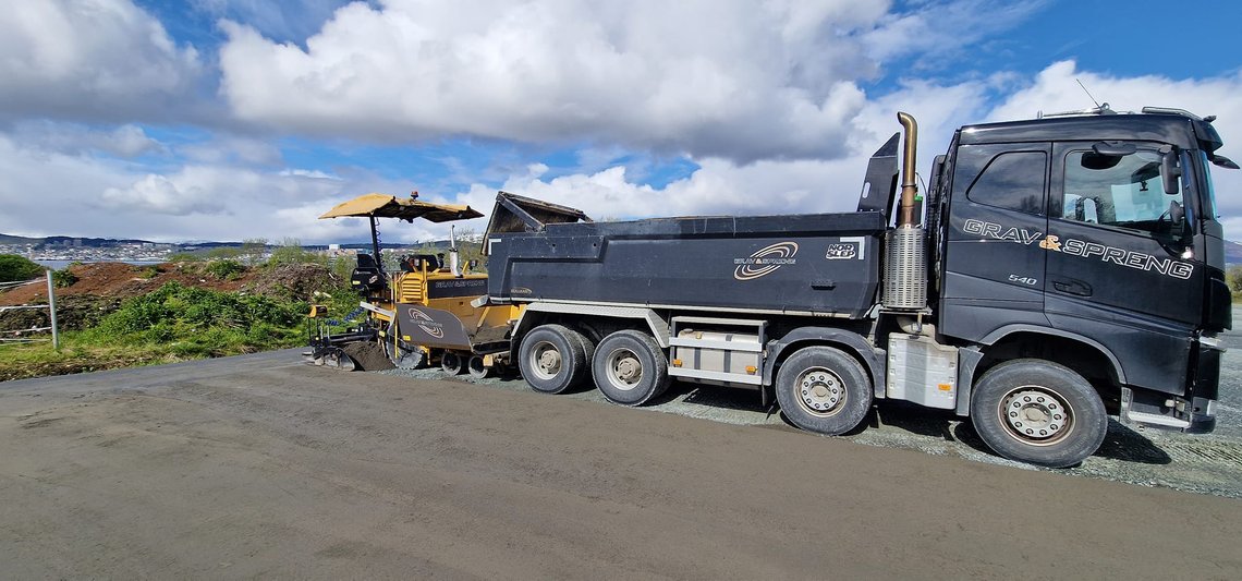 Grav & Spreng AS er en liten maskinentreprenør fra Tromsø, som har drevet i over 50 år. Illustrasjonsfoto: Grav & Spreng AS Grav & Spreng AS er en liten maskinentreprenør fra Tromsø, som har drevet i over 50 år. Illustrasjonsfoto: Grav & Spreng AS
