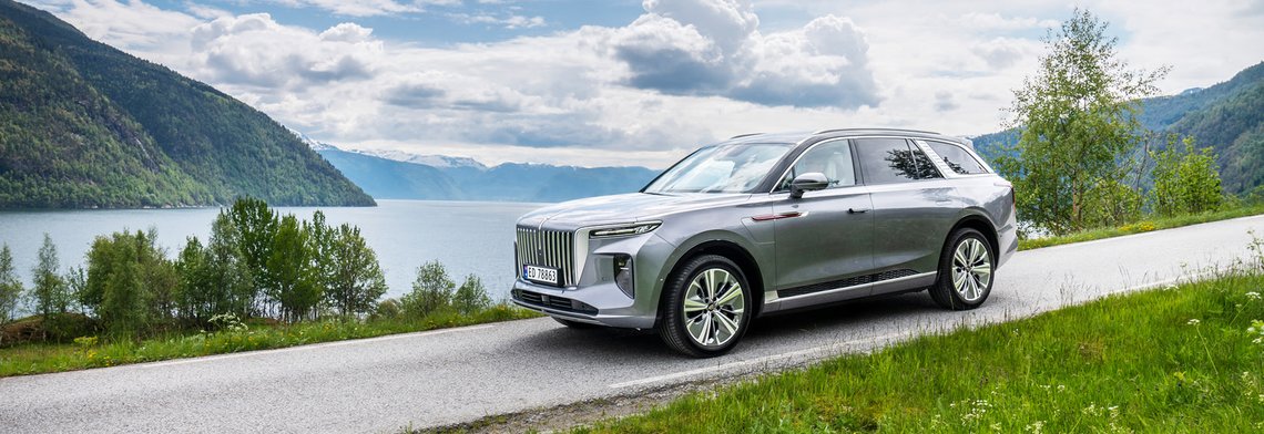 Rike mennesker kan nyte lite traffikerte veier, mens Kina soper inn pengene påden vanvittige satsningen på elbiler. Vi vanlige folk får bare håpe at strømbruddene ikke kommer på feil tidspunkt. Foto: HONGQI Rike mennesker kan nyte lite traffikerte veier, mens Kina soper inn pengene påden vanvittige satsningen på elbiler. Vi vanlige folk får bare håpe at strømbruddene ikke kommer på feil tidspunkt. Foto: HONGQI