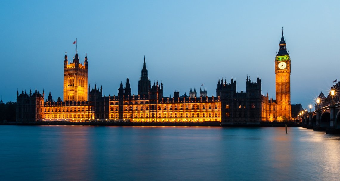 Det britiske parlamentet og Big Ben. Solen har gått ned og klokken har passert midnatt. Foto: Pixabay Det britiske parlamentet og Big Ben. Solen har gått ned og klokken har passert midnatt. Foto: Pixabay
