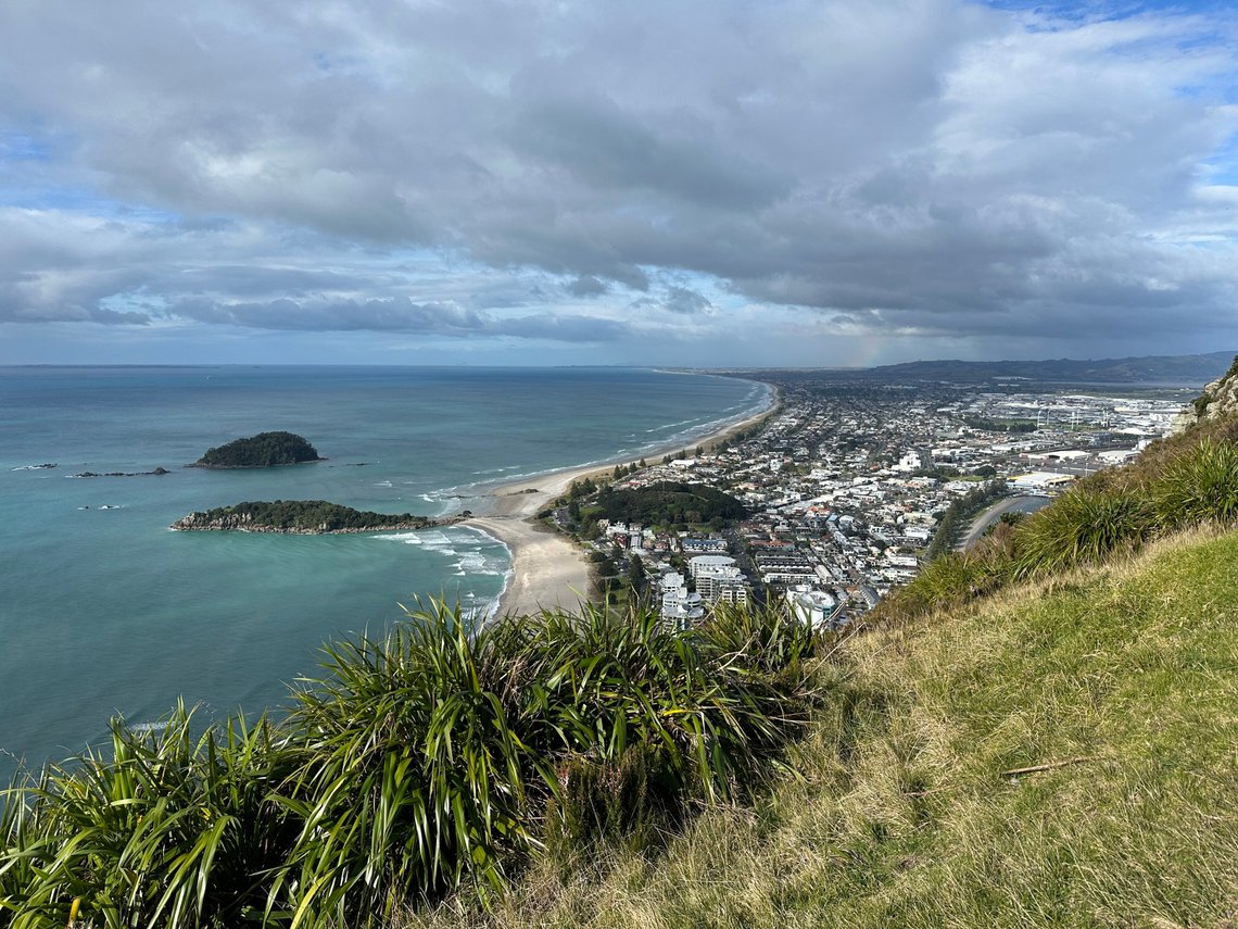Utsikt fra Mt. Manganui mot Bay of Plenty og vukanøya White Island i det fjerne. New Zealand har ingen skjærgård, og herfra er det bare Stillehavt hele veien til Amerika. Foto: Kent Andersen Utsikt fra Mt. Manganui mot Bay of Plenty og vukanøya White Island i det fjerne. New Zealand har ingen skjærgård, og herfra er det bare Stillehavt hele veien til Amerika. Foto: Kent Andersen