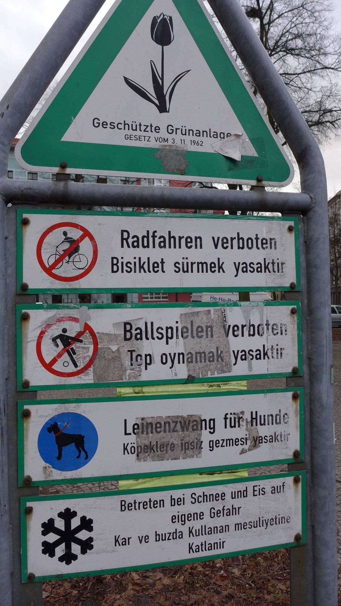 Arkivbilde fra Neukölln i Berlin, med skilt på tyrkisk og tysk. Arkivbilde fra Neukölln i Berlin, med skilt på tyrkisk og tysk.