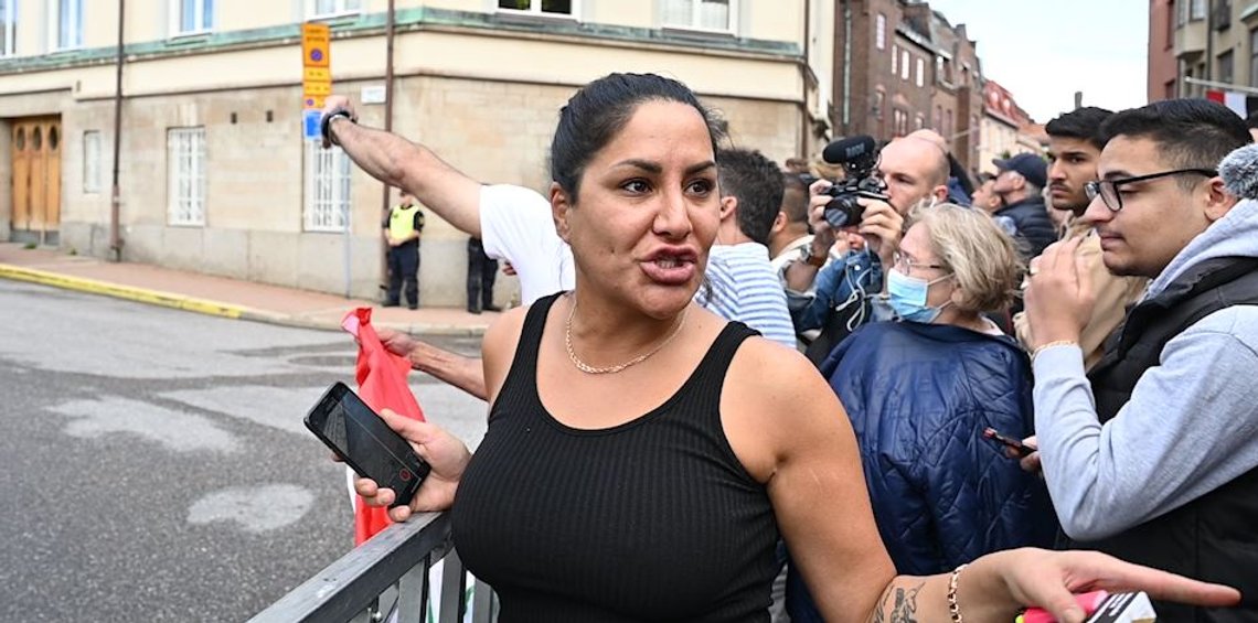 Kvinnen kjent som "den kurdiske beveren" ønsker kort prosess med Salwan Momika. foto:: Roger Sahlström/Document Kvinnen kjent som "den kurdiske beveren" ønsker kort prosess med Salwan Momika. foto:: Roger Sahlström/Document