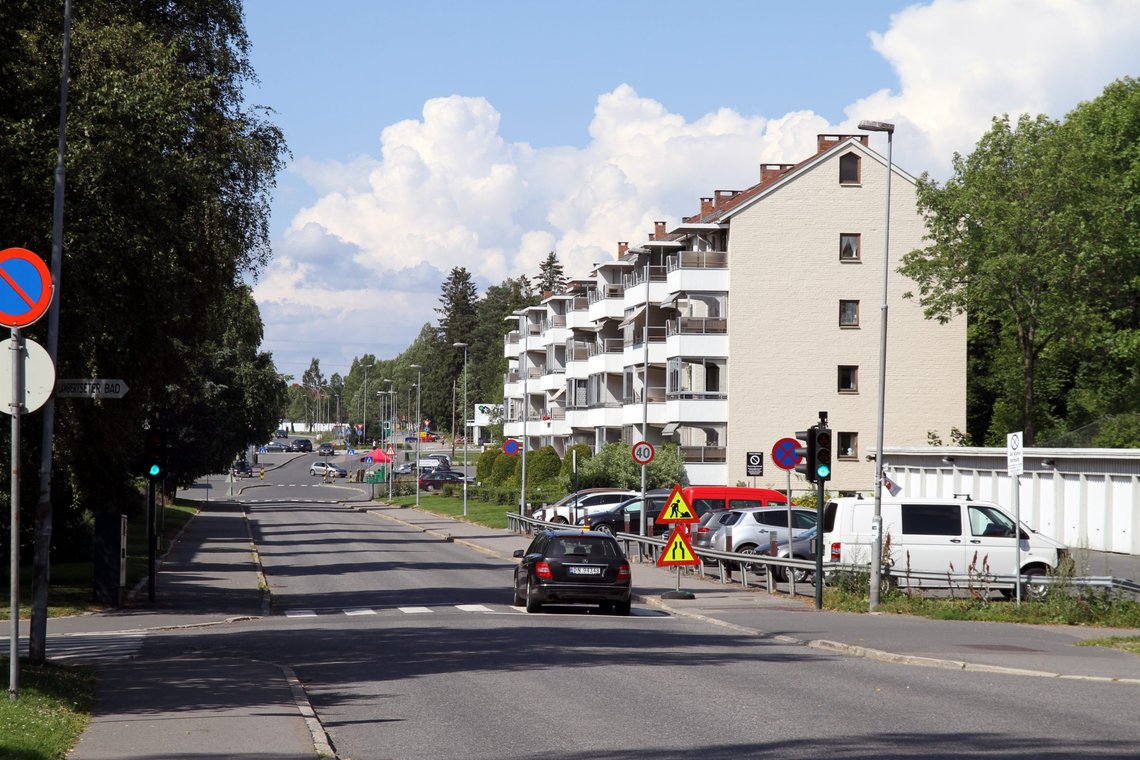 Herr og Fru Thoresen bodde i Langbølgen på Lambertseter i Oslo. Nå har de gått samme vei som radiomasten borettslaget har navn etter, ut i glemselens uendelige rom. Foto: Kjetil Ree / Wikimedia Commons Herr og Fru Thoresen bodde i Langbølgen på Lambertseter i Oslo. Nå har de gått samme vei som radiomasten borettslaget har navn etter, ut i glemselens uendelige rom. Foto: Kjetil Ree / Wikimedia Commons