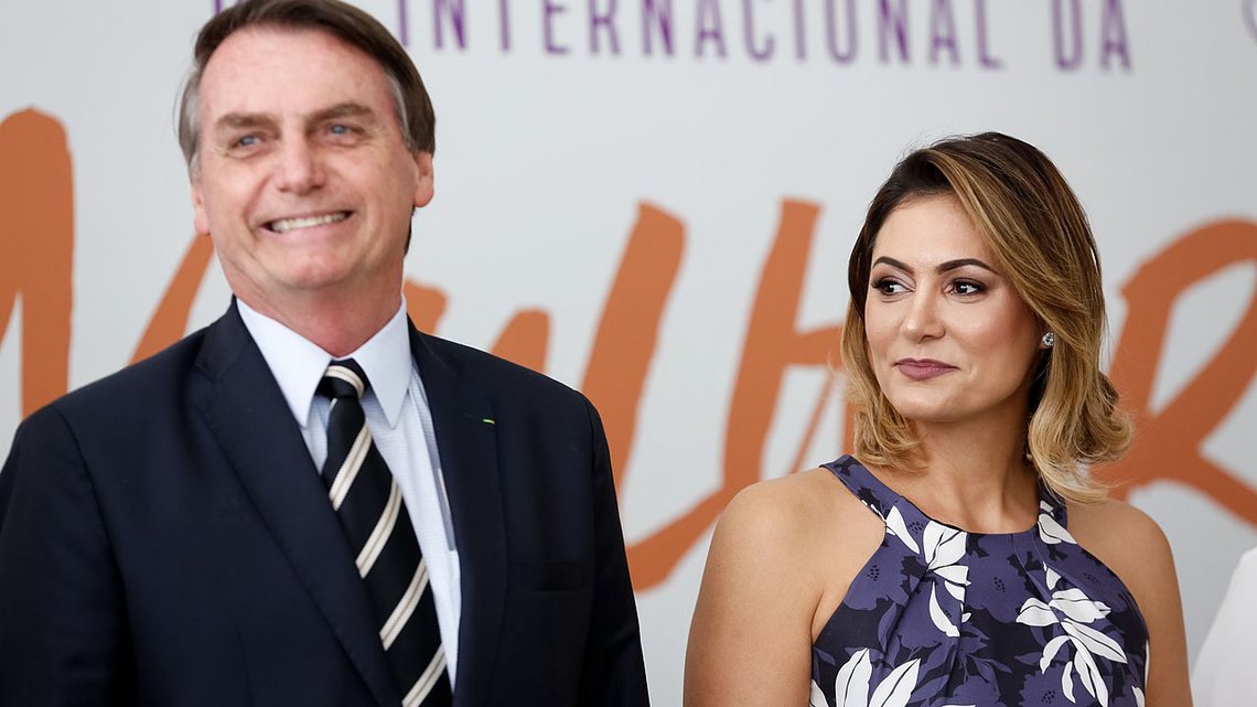 Jair Bolsonaro ledsaget av førstedame Michelle Bolsonaro, 2019. Foto: Carolina Antunes/PRFoto: Carolina Antunes, Wikimedia Commons Jair Bolsonaro ledsaget av førstedame Michelle Bolsonaro, 2019. Foto: Carolina Antunes/PRFoto: Carolina Antunes, Wikimedia Commons