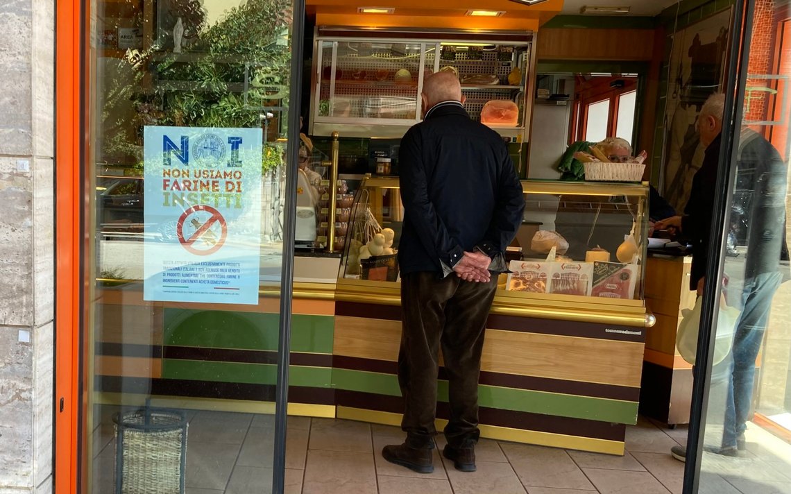 Plakaten på denne italienske butikken forsikrer kundene om at de ikke bruker insektsmel. Foto: Christian Skaug. Plakaten på denne italienske butikken forsikrer kundene om at de ikke bruker insektsmel. Foto: Christian Skaug.