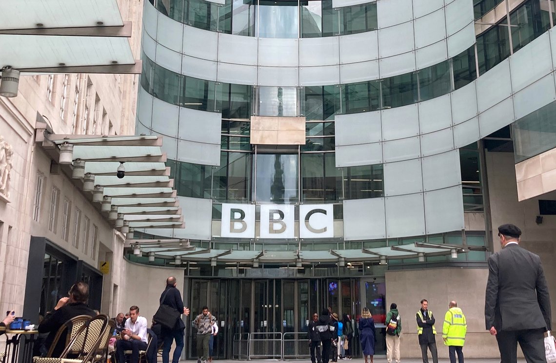 Den britiske kulturministeren Lucy Frazer innkalte søndag BBC-sjefen til samtaler etter anklager av seksuell karakter mot en programleder. Illustrasjonsfoto: Christoph Meyer / DPA / NTB Den britiske kulturministeren Lucy Frazer innkalte søndag BBC-sjefen til samtaler etter anklager av seksuell karakter mot en programleder. Illustrasjonsfoto: Christoph Meyer / DPA / NTB
