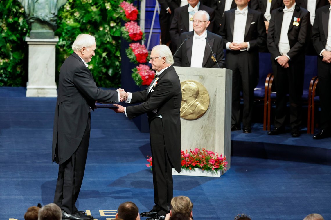 John F. Clauser mottar Nobelprisen i fysikk 2022 av kong Carl Gustaf av Sverige under Nobelprisutdelingen i Konserthuset i Stockholm, lørdag 10. desember 2022. Foto: Christine Olsson /TT/ AP/ NTB John F. Clauser mottar Nobelprisen i fysikk 2022 av kong Carl Gustaf av Sverige under Nobelprisutdelingen i Konserthuset i Stockholm, lørdag 10. desember 2022. Foto: Christine Olsson /TT/ AP/ NTB