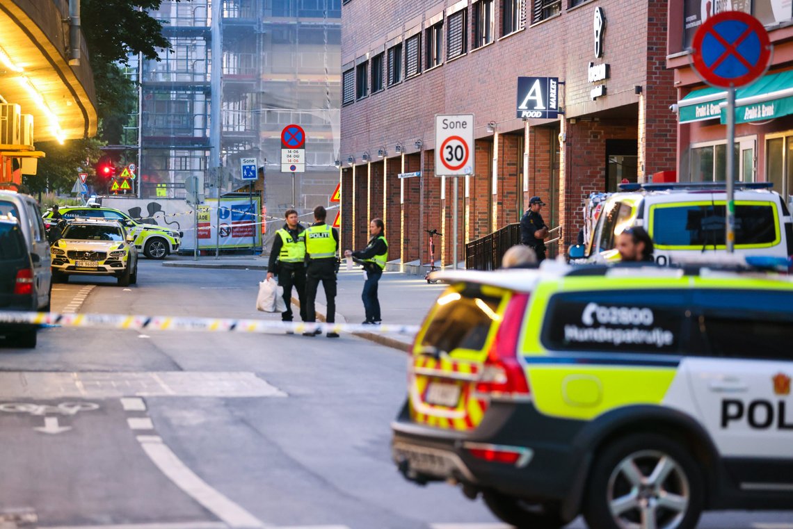 Oslo 20230709.
Politiet er natt til søndag på Grønland i Oslo med flere patruljer i forbindelse med en aksjon mot et hotell.
Foto: Geir Olsen / NTB Oslo 20230709.
Politiet er natt til søndag på Grønland i Oslo med flere patruljer i forbindelse med en aksjon mot et hotell.
Foto: Geir Olsen / NTB