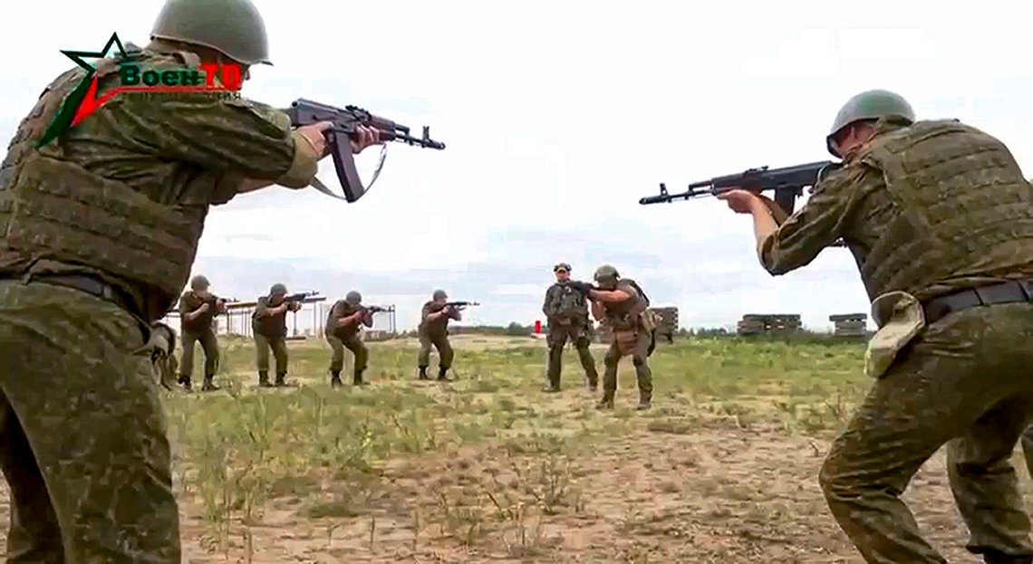 Wagner-soldater som trener med den nasjonale hæren nær landsbyen Tsel, rundt ni mil fra Minsk. Foto: Belarus Ministry of Defence via VoenTV/ AP/ NTB Wagner-soldater som trener med den nasjonale hæren nær landsbyen Tsel, rundt ni mil fra Minsk. Foto: Belarus Ministry of Defence via VoenTV/ AP/ NTB