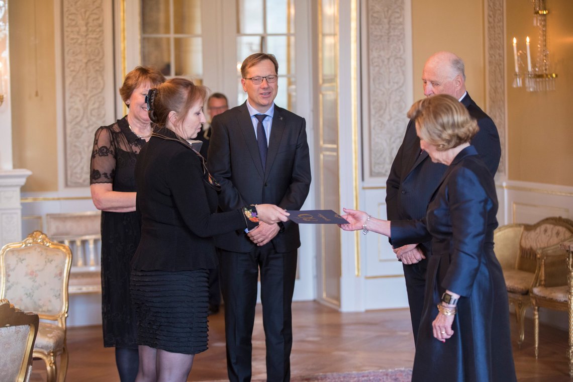 Kong Harald og dronning Sonja sammen med
Ks leder Gunn Marit Helgesen (H) og direktør i Ks Lasse Hansen.
Foto: Vidar Ruud / NTB Kong Harald og dronning Sonja sammen med
Ks leder Gunn Marit Helgesen (H) og direktør i Ks Lasse Hansen.
Foto: Vidar Ruud / NTB