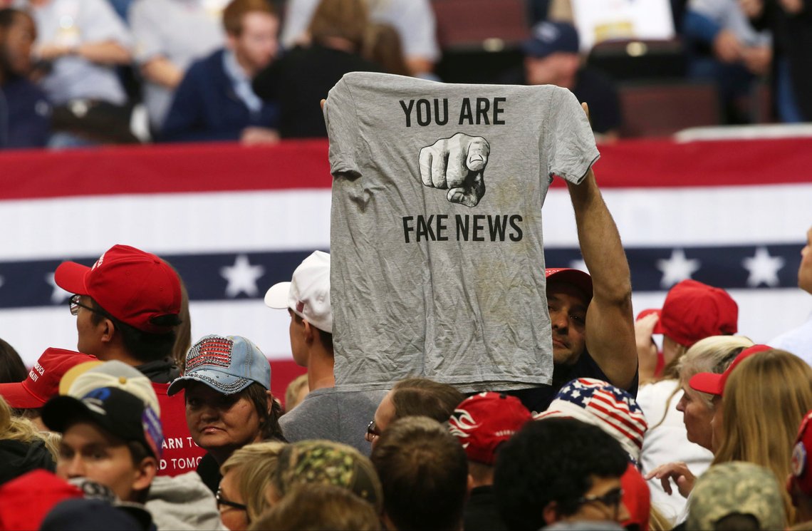 Bildet er fra et Trump-rally i Minnesota i 2018. Nå er det Fox News som er avslørt i å presentere falske nyheter. Foto: AP /Jim Mone/ NTB Bildet er fra et Trump-rally i Minnesota i 2018. Nå er det Fox News som er avslørt i å presentere falske nyheter. Foto: AP /Jim Mone/ NTB