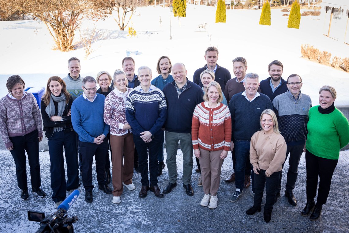 Regjeringen på budsjettkonferanse på Klækken i mars. Da var fortsatt Anette Trettebergstuen og Ola Borten Moe (bak i midten) del av regjeringen. Foto: Alf Simensen / NTB Regjeringen på budsjettkonferanse på Klækken i mars. Da var fortsatt Anette Trettebergstuen og Ola Borten Moe (bak i midten) del av regjeringen. Foto: Alf Simensen / NTB
