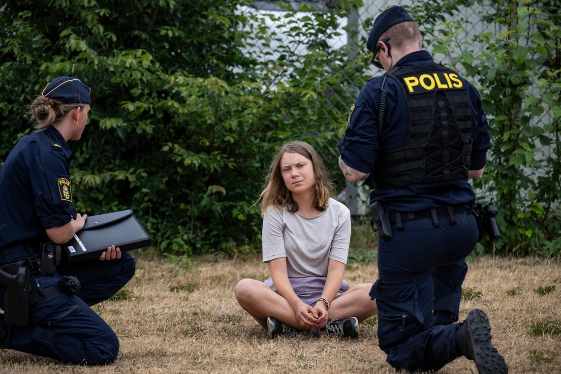 Greta Thunberg nektet å flytte seg etter pålegg fra politiet, og ville heller ikke svare på noen spørsmål under avhør. Foto: Johan Nilsson/TT News Agency via AP Greta Thunberg nektet å flytte seg etter pålegg fra politiet, og ville heller ikke svare på noen spørsmål under avhør. Foto: Johan Nilsson/TT News Agency via AP