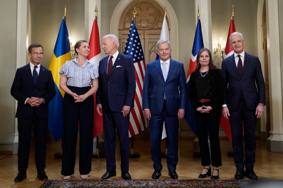 USAs president Joe Biden i Helsingfors hvor han har hatt et møte med de fem nordiske statsministrene. Hele Norden er snart medlem av Nato, men vil dette hjelpe Ukraina?. Foto: Susan Walsh / AP / NTB USAs president Joe Biden i Helsingfors hvor han har hatt et møte med de fem nordiske statsministrene. Hele Norden er snart medlem av Nato, men vil dette hjelpe Ukraina?. Foto: Susan Walsh / AP / NTB