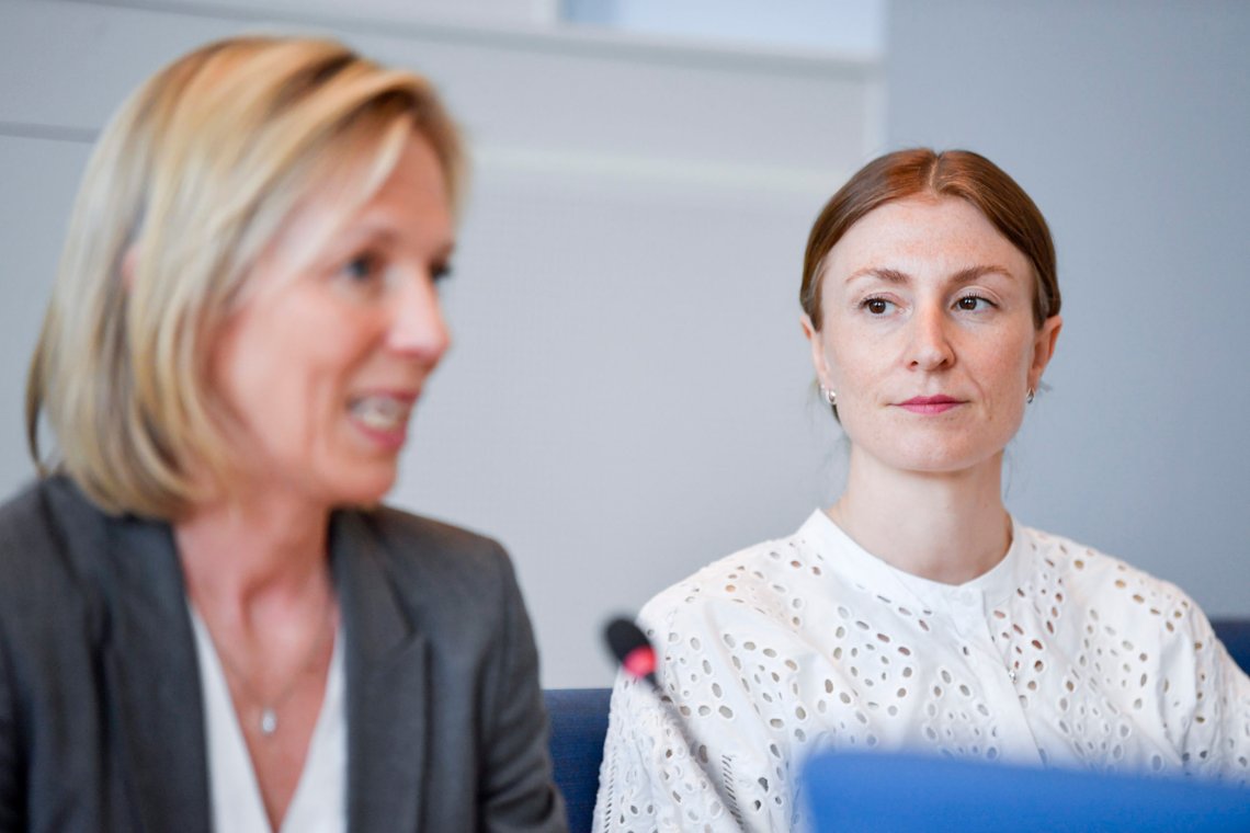 Oslo 20230419.
Utdanningsdirektør Marte Gerhardsen t.v. og Byråd for oppvekst og kunnskap Sunniva Holmås Eidsvoll (SV) deltar på møtet i forbindelse med at utdanningsetaten har gitt opplysninger om at barn som utøver vold identifiseres i Oslo.
Foto: Annika Byrde / NTB Oslo 20230419.
Utdanningsdirektør Marte Gerhardsen t.v. og Byråd for oppvekst og kunnskap Sunniva Holmås Eidsvoll (SV) deltar på møtet i forbindelse med at utdanningsetaten har gitt opplysninger om at barn som utøver vold identifiseres i Oslo.
Foto: Annika Byrde / NTB