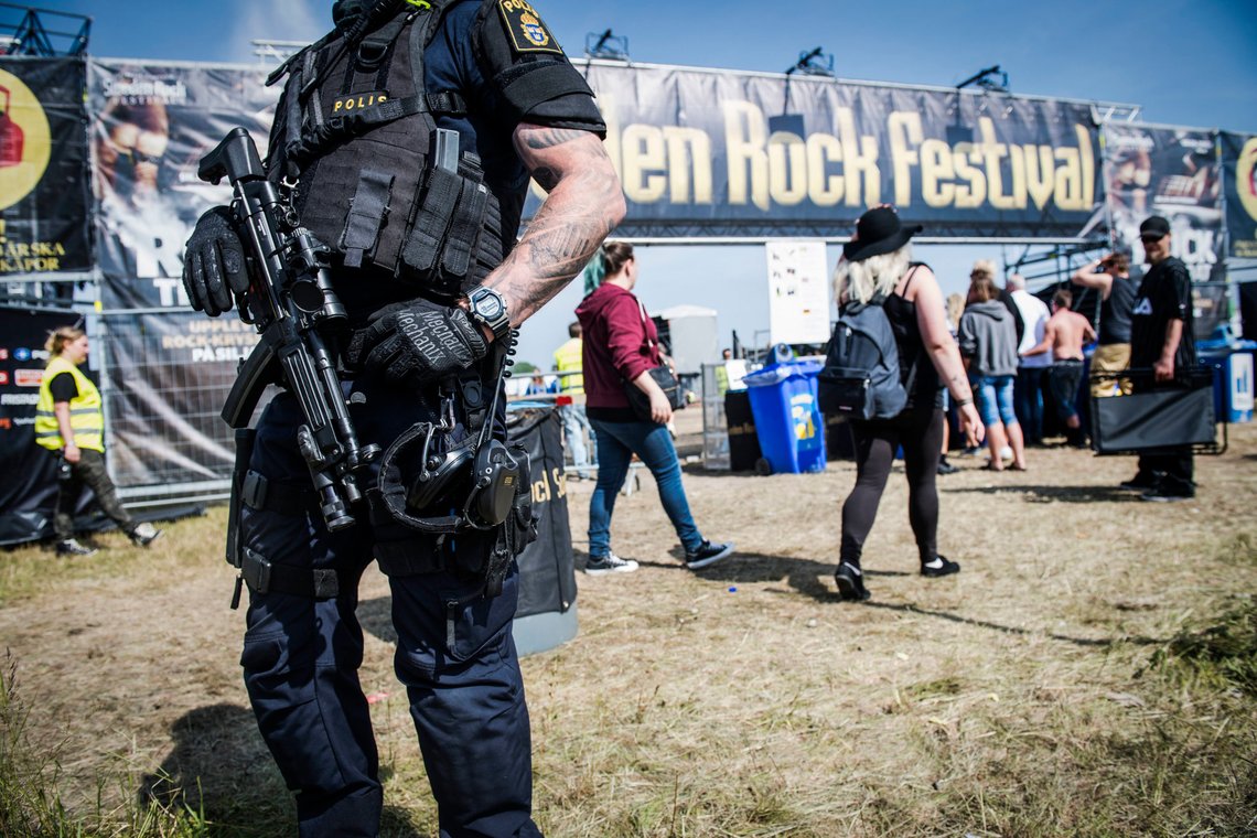 Illustrasjonsbilde: Politiet i Sverige har fått beskjed om å bære maskinpistoler av typen Heckler & Koch MP5.
Foto: Fredrik Sandberg / TT / NTB Illustrasjonsbilde: Politiet i Sverige har fått beskjed om å bære maskinpistoler av typen Heckler & Koch MP5.
Foto: Fredrik Sandberg / TT / NTB