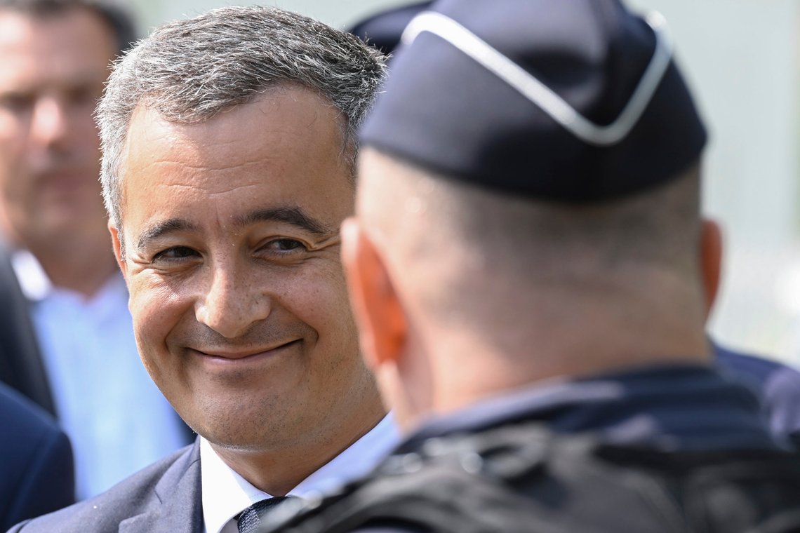 Den franske innenriksministeren Gerald Darmanin snakker med en politimann. Foto: Stefano Rellandini, Pool via AP Den franske innenriksministeren Gerald Darmanin snakker med en politimann. Foto: Stefano Rellandini, Pool via AP
