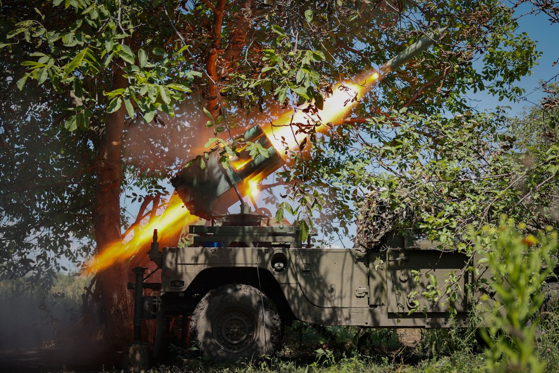 Ukrainske soldater avfyrer et kroatisk rakettbatteri mot russiske posisjoner i Bakhmut. Foto: Roman Chop / AP / NTB Ukrainske soldater avfyrer et kroatisk rakettbatteri mot russiske posisjoner i Bakhmut. Foto: Roman Chop / AP / NTB