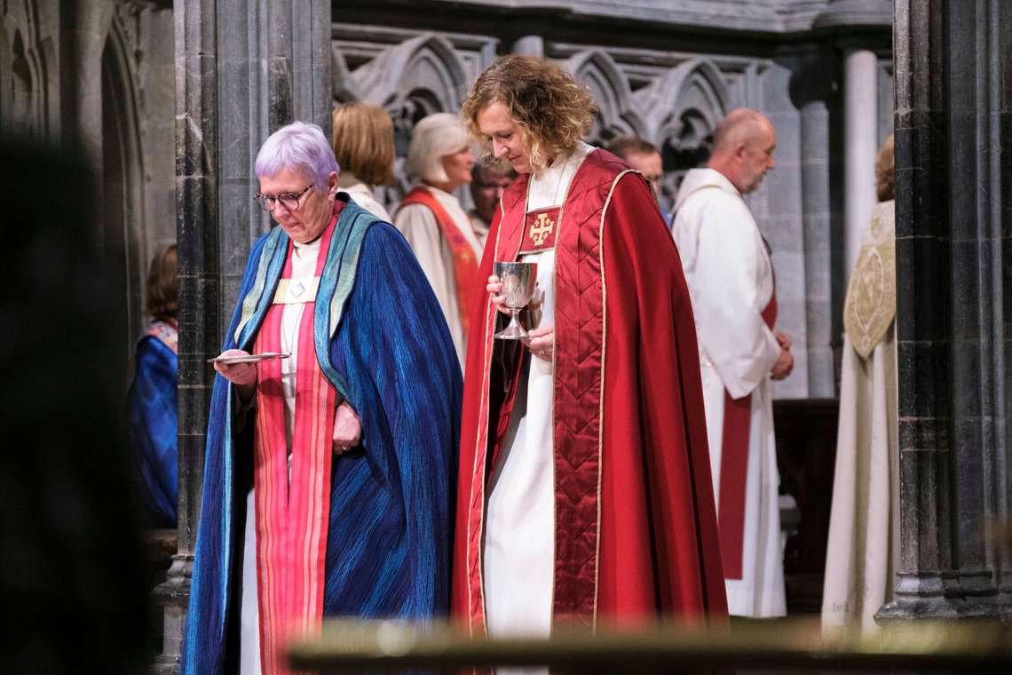 Trondheim 20201011.
Den norske kirke markerer ny preses, nytt kirkemøte og nytt kirkeråd med en festgudstjeneste i Nidaros domkirke med kronprinsen til stede. Ann Helen Fjeldstad Jusnes, biskop i Nord-Hålogaland og Kari Veiteberg, biskop i Oslo.
Foto: Ned Alley / NTB Trondheim 20201011.
Den norske kirke markerer ny preses, nytt kirkemøte og nytt kirkeråd med en festgudstjeneste i Nidaros domkirke med kronprinsen til stede. Ann Helen Fjeldstad Jusnes, biskop i Nord-Hålogaland og Kari Veiteberg, biskop i Oslo.
Foto: Ned Alley / NTB