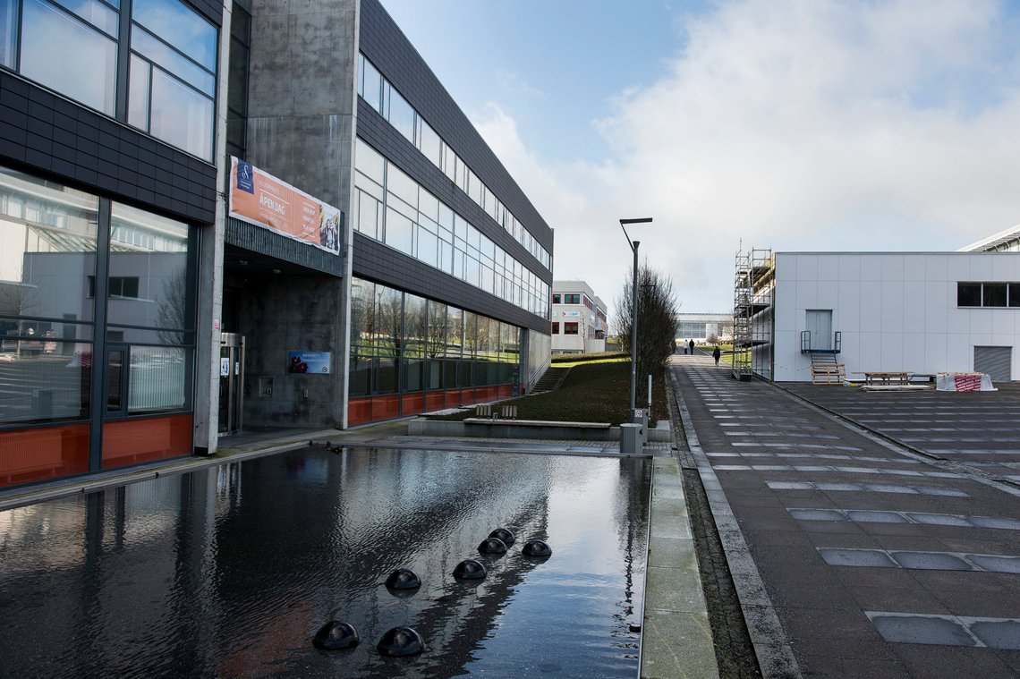 Universitetet i Stavanger har lagt ned sitt batteri- og energistudium etter bare fem år. Årsaken er kollapsen i det politiske «batterieventyret», som aldri var rotfestet i noe annet enn motebølge og gruppetenkning. Foto: Carina Johansen / NTB. Universitetet i Stavanger har lagt ned sitt batteri- og energistudium etter bare fem år. Årsaken er kollapsen i det politiske «batterieventyret», som aldri var rotfestet i noe annet enn motebølge og gruppetenkning. Foto: Carina Johansen / NTB.