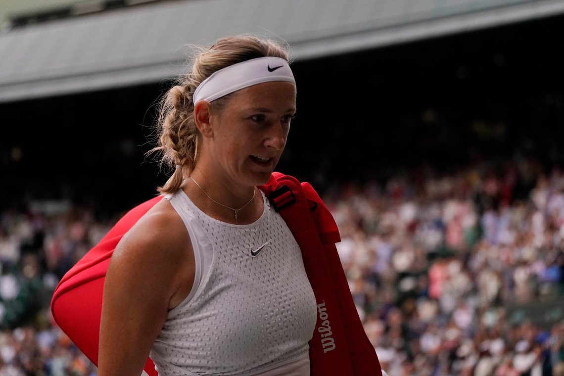 Victoria Azarenka ble buet på da hun forlot banen etter kampen mot Elina Svitolina. Det var dog Svitolina som nektet å ta Azarenka i hånden, uten at dette plaget publikum. Foto: Alberto Pezzali/ AP/ NTB. Victoria Azarenka ble buet på da hun forlot banen etter kampen mot Elina Svitolina. Det var dog Svitolina som nektet å ta Azarenka i hånden, uten at dette plaget publikum. Foto: Alberto Pezzali/ AP/ NTB.