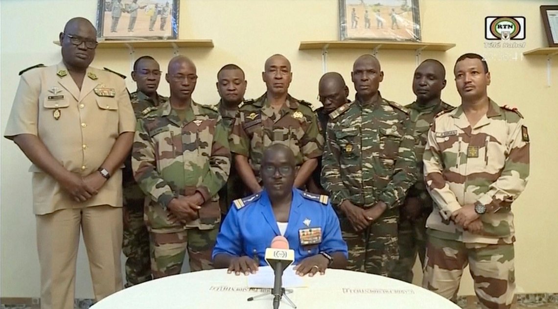 Militæroffiserer erklærte sent onsdag på den riksdekkende TV-kanalen ORTN at de hadde tatt makta i Niger. Skjermdump. I midten foran oberst Amadou Abdramane. Foto: ORTN / AP / NTB Militæroffiserer erklærte sent onsdag på den riksdekkende TV-kanalen ORTN at de hadde tatt makta i Niger. Skjermdump. I midten foran oberst Amadou Abdramane. Foto: ORTN / AP / NTB