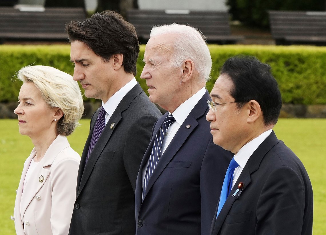 Joe Biden under G7-toppmøtet i Hiroshima med von der Leyen, Justin Trudeau og Japans statsminister Fumio Kishida. Rishi Sunak var også tilstedet, men han er presset ut av bildet. Foto: Franck Robichon/ AP/ NTB Joe Biden under G7-toppmøtet i Hiroshima med von der Leyen, Justin Trudeau og Japans statsminister Fumio Kishida. Rishi Sunak var også tilstedet, men han er presset ut av bildet. Foto: Franck Robichon/ AP/ NTB