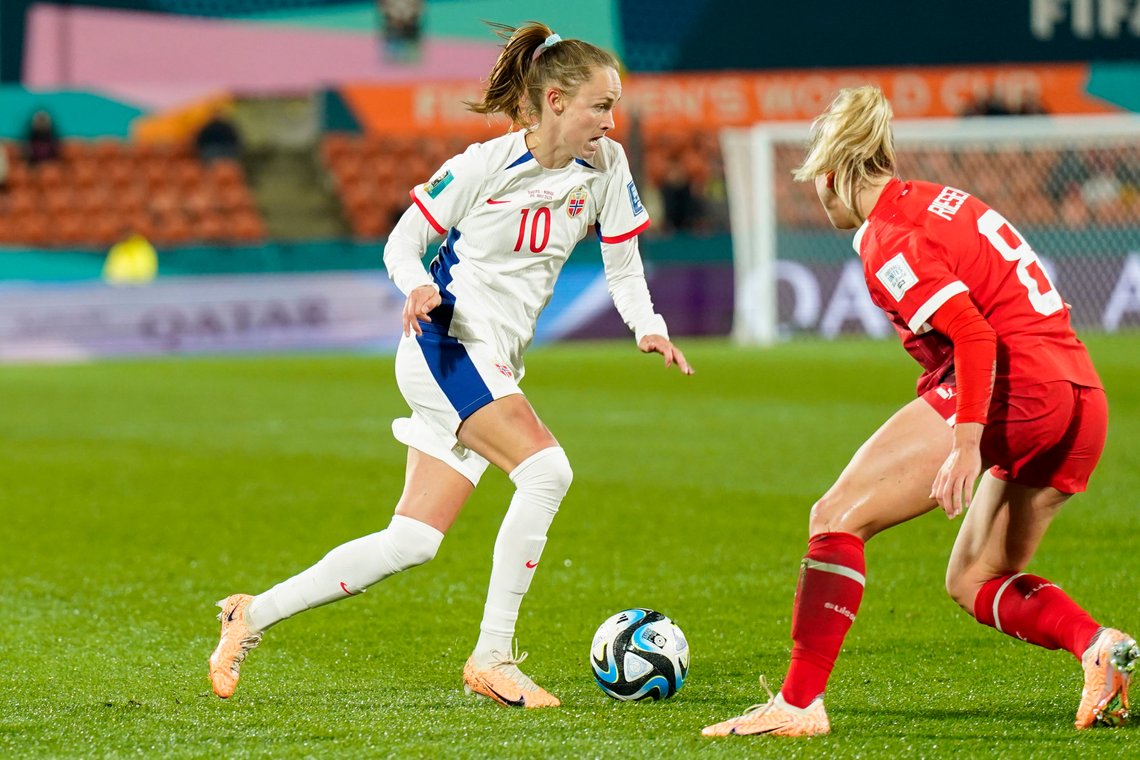 Caroline Graham Hansen ble vraket fra start og fikk sin 100. landskamp som innbytter da Norge møtte Sveits i VM. Foto: Lise Åserud / NTB Caroline Graham Hansen ble vraket fra start og fikk sin 100. landskamp som innbytter da Norge møtte Sveits i VM. Foto: Lise Åserud / NTB