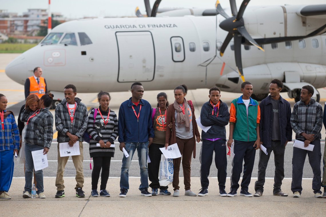 Eritreiske migranter poserer foran et italiensk politifly som skal transportere dem til Sveige, 2015. I år 2023 er det svenskene som vurderer å migrere. Foto: Andrew Medichini / AP / NTB Eritreiske migranter poserer foran et italiensk politifly som skal transportere dem til Sveige, 2015. I år 2023 er det svenskene som vurderer å migrere. Foto: Andrew Medichini / AP / NTB