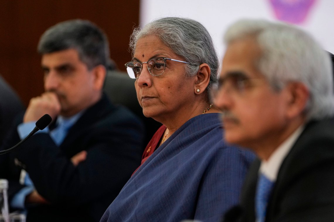 Indias finansminister Nirmala Sitharaman (i midten) snakker med pressen under G20-møtet i Goa. Foto: AP /Ajit Solanki/ NTB Indias finansminister Nirmala Sitharaman (i midten) snakker med pressen under G20-møtet i Goa. Foto: AP /Ajit Solanki/ NTB