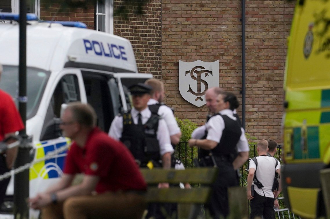 Politi og ambulansepersonell står utenfor skolen i Wimbledon i London. En jente er bekreftet død og seks andre barn og to voksne ble skadd da en bil kjørte inn i en skolebygning torsdag. Foto: Victoria Jones / PA via AP / NTB Politi og ambulansepersonell står utenfor skolen i Wimbledon i London. En jente er bekreftet død og seks andre barn og to voksne ble skadd da en bil kjørte inn i en skolebygning torsdag. Foto: Victoria Jones / PA via AP / NTB