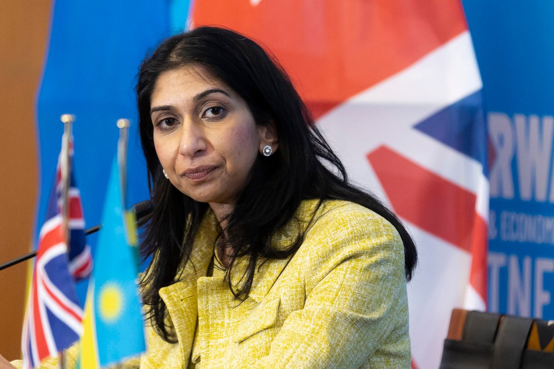 Storbritannias innenriksminister Suella Braverman har lovet å stramme inn boligpolitikken i det britiske asylsystemet. Nå melder flere britiske medier at innenriksdepartementet planlegger å huse migranter og flyktninger i telt. Foto: AP / NTB Storbritannias innenriksminister Suella Braverman har lovet å stramme inn boligpolitikken i det britiske asylsystemet. Nå melder flere britiske medier at innenriksdepartementet planlegger å huse migranter og flyktninger i telt. Foto: AP / NTB