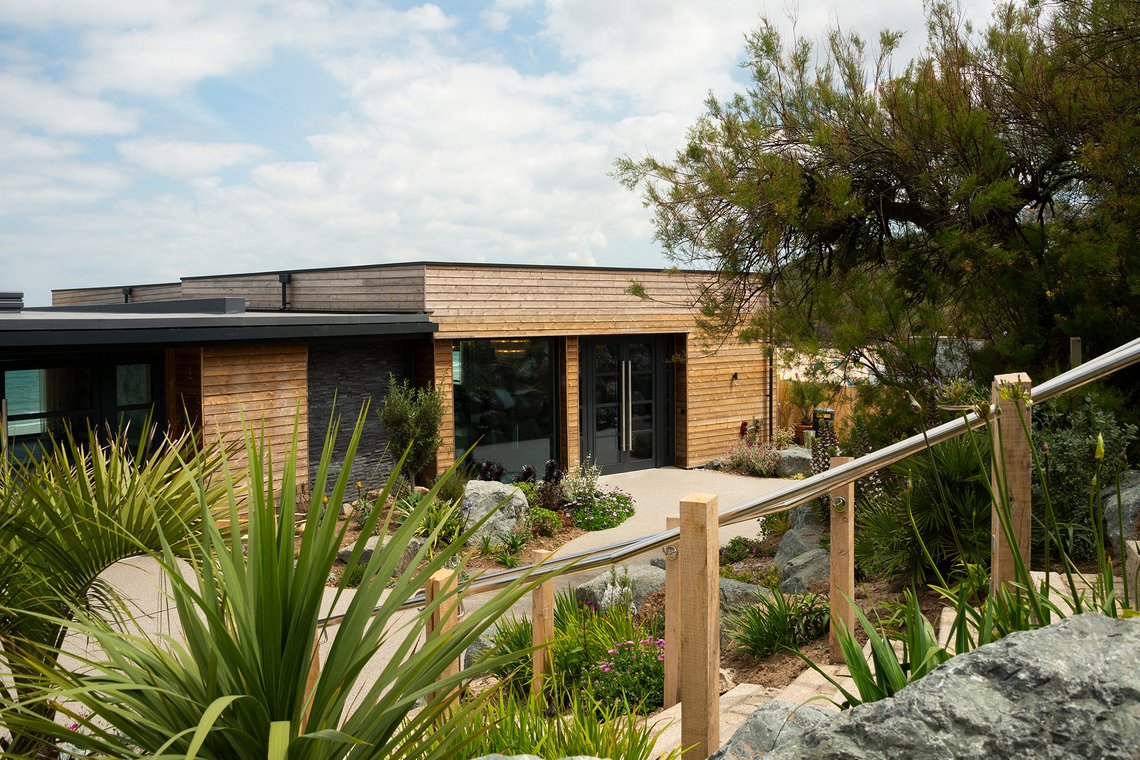 Et hotell i Cornwall bygget i Kebony-materialer. Vakkert, men ikke økonomisk lønnsomt. Foto: Kebony Et hotell i Cornwall bygget i Kebony-materialer. Vakkert, men ikke økonomisk lønnsomt. Foto: Kebony