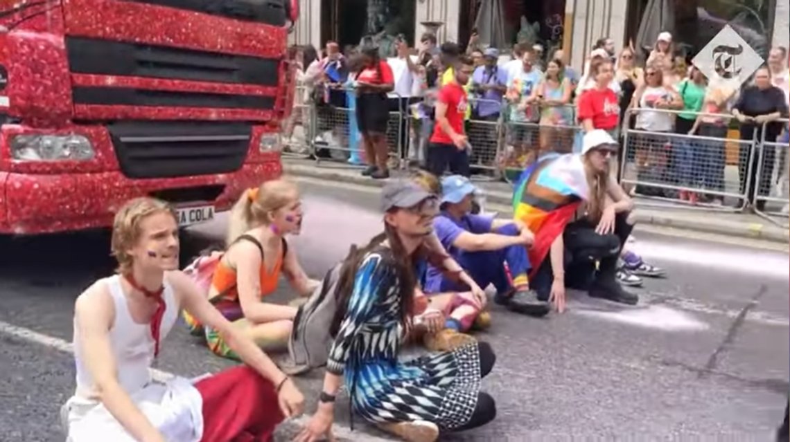 Just Stop Oil har det travelt om dagen. I dag aksjonerte klimapøbelen mot pride-feiringen i London. Skjermdump YouTube Just Stop Oil har det travelt om dagen. I dag aksjonerte klimapøbelen mot pride-feiringen i London. Skjermdump YouTube