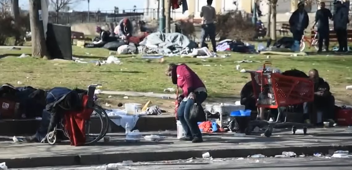 Amerikanske storbyer ser ut som klipp fra en skrekkfilm, med narkomane zombier overalt. Bildet er fra Philadelphia. Skjermdump YouTuba Amerikanske storbyer ser ut som klipp fra en skrekkfilm, med narkomane zombier overalt. Bildet er fra Philadelphia. Skjermdump YouTuba