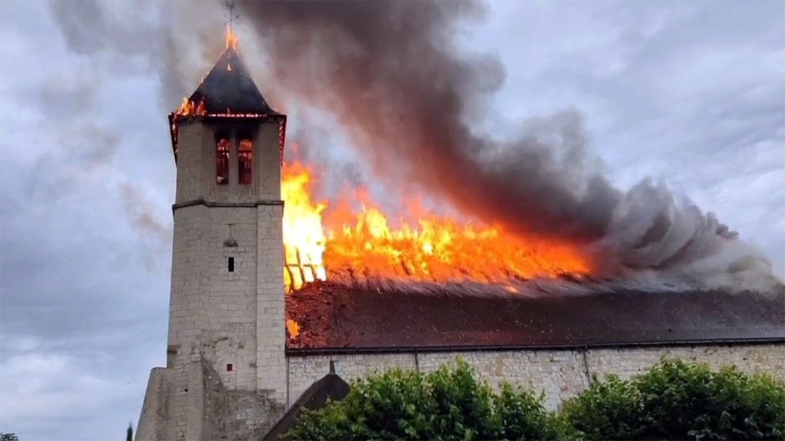 Saint-Georges de La Haye-Descartes har stått der siden 1100-tallet. Videodump fra Twitter Saint-Georges de La Haye-Descartes har stått der siden 1100-tallet. Videodump fra Twitter