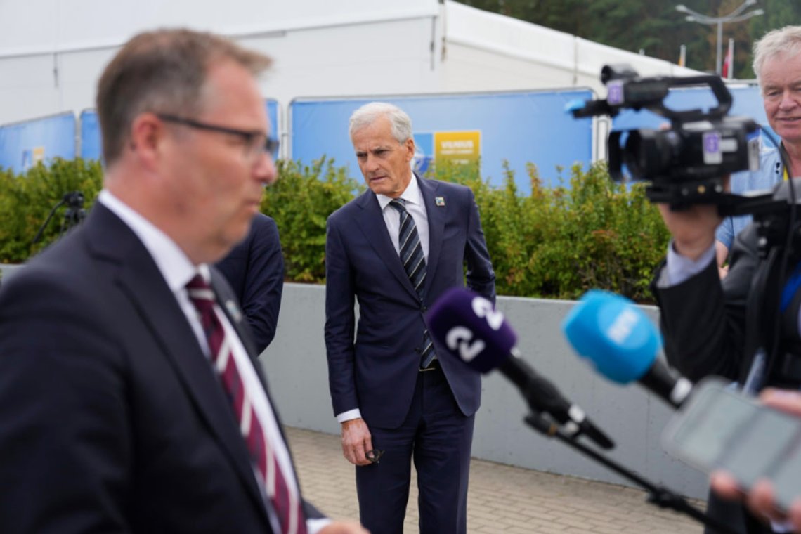 Forsvarsminister Bjørn Arild Gram (t.v.) og statsminister Jonas Gahr Støre deltar på NATO-toppmøte i Vilnius. Norge sier ja til å trene ukrainske F-16-piloter. Foto: Javad Parsa / NTB Forsvarsminister Bjørn Arild Gram (t.v.) og statsminister Jonas Gahr Støre deltar på NATO-toppmøte i Vilnius. Norge sier ja til å trene ukrainske F-16-piloter. Foto: Javad Parsa / NTB