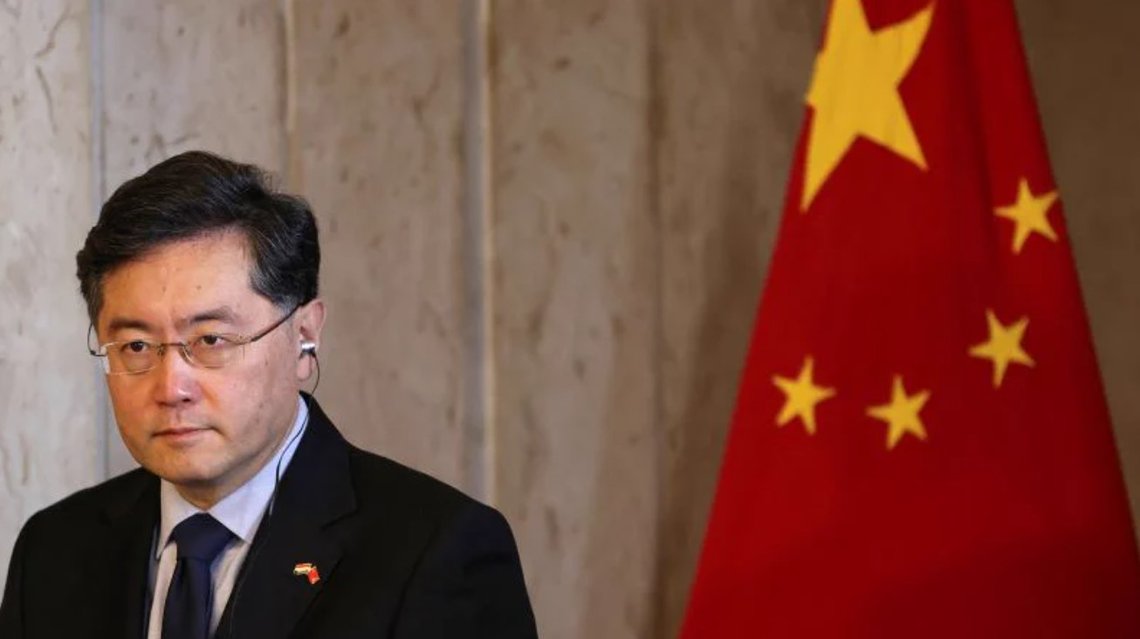 Kinas utenriksminister Qin Gang har ikke blitt sett offentlig på tre uker. Spekulasjonene om hva som er skjedd går ganske friskt i sosiale medier. Foto fra Twitter Kinas utenriksminister Qin Gang har ikke blitt sett offentlig på tre uker. Spekulasjonene om hva som er skjedd går ganske friskt i sosiale medier. Foto fra Twitter