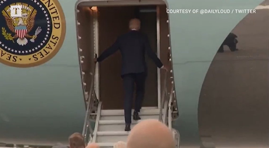 Lavere trappetrinn og joggesko skal forhindre Biden fra å snuble. Skjermdump video/ The Times Lavere trappetrinn og joggesko skal forhindre Biden fra å snuble. Skjermdump video/ The Times